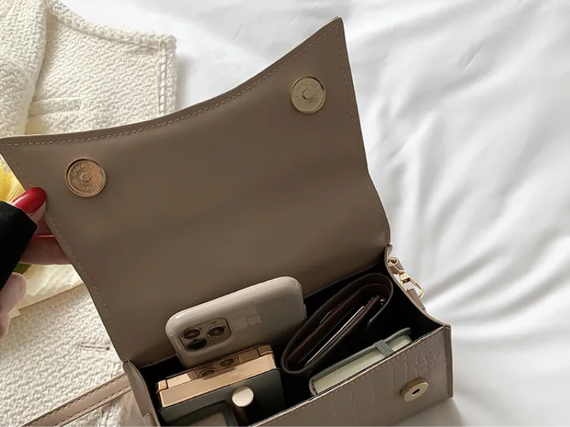 Elegant Leather Handbag with Top Handle